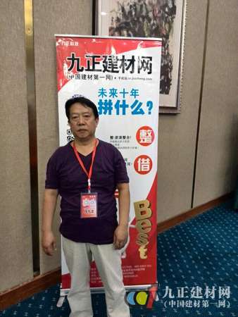 远照地板品牌推广部经理张玉泉在现场