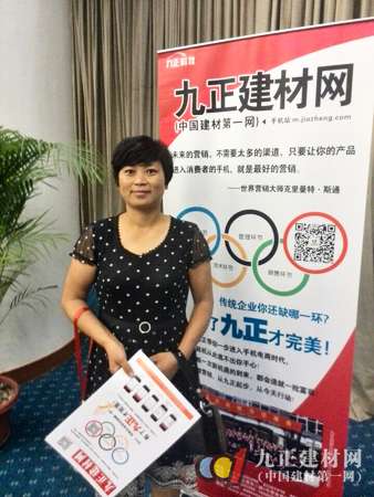 吉信地板(青白江店)负责人邓总在现场