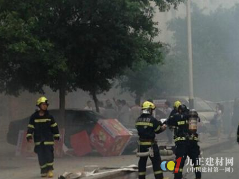 巴中一家具城突发大火 致2人死亡2人受伤