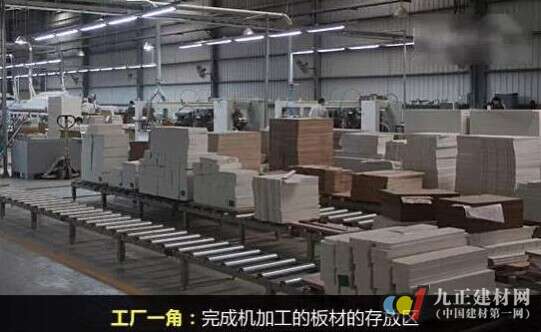 5油漆打磨车间:浴室柜生产工序—砂光 经过以上生产线之后,浴室柜的板材已经基本成型,接下来便可以进入油漆打磨工序。砂光是通过打磨,使得板材厚度更均匀,表面变得光滑,同时增加强度,为后面的喷漆工序做准备。 在砂光车间,经理告诉记者,砂光线采用的也是最新引进的先进设备,其基本特点是高效率、高精准度。 板面砂光。这里采用的是琴键式油漆砂光机。琴键式油漆砂光机采用感应式的砂光技术,接触油漆表面力度非常柔性,既能保证不砂穿,又能确保不遗漏。