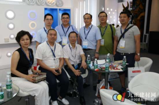 中山市湖南商会led专业委员会组团参观2017光亚展