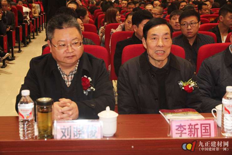 星星董事长(左)和重庆市木门行业协会老会长李新国