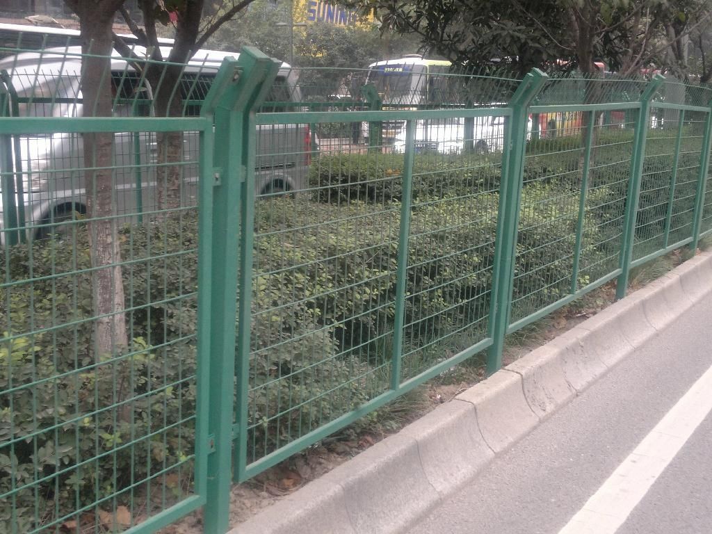 公路护栏网 高速公路护栏网 围栏网 浸塑护栏网