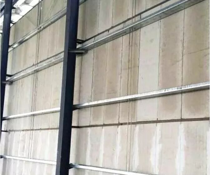 轻质隔墙板与钢框架的连接由于钢结构本身有较好的变形性能,这就要求