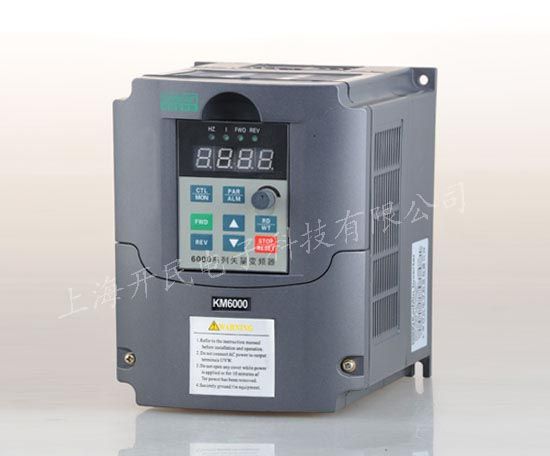 变频器名称:三相1.5KW通用变频器 变频器品牌:上海开民 电压等级: 三相380V 变频器型号:KM6000-G0015T4 三相1.5KW通用变频器性能特点: 一,三相1.5KW通用变频器能够自动节能运行,最大限度增加节电率 。 二,三相1.5KW通用变频器具有自动稳压功能,最大限度保持电压稳定。 三,三相1.