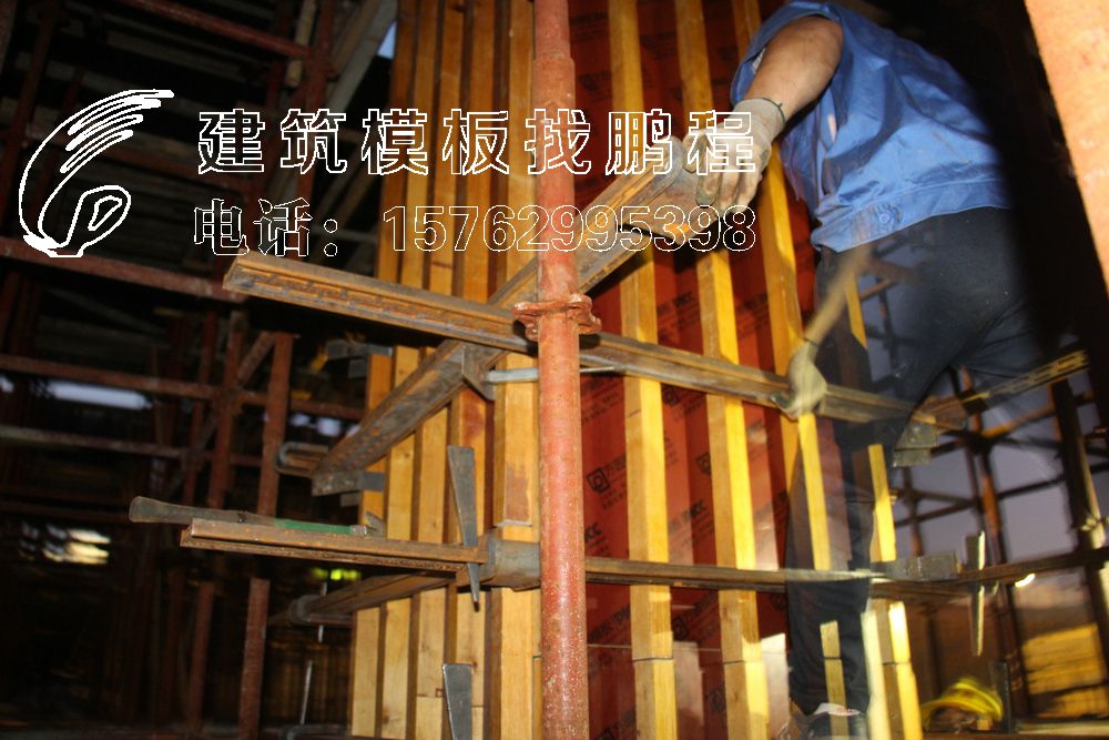在推演、试验这种新型方柱模板的支模、加固工序后,大批量的覆塑方柱模板开始运抵施工现场。建筑施工方已经着手全面使用这样的新产品来打造项目中的方柱群,上至施工方,下至木工人员时刻关注新产品的使用效果,在使用前,做了大量的准备工作,目的就是全面的顺畅的有效的完成支模、加固的工作,目的就是为达到浇筑脱模后的高标准效果打好基础。
