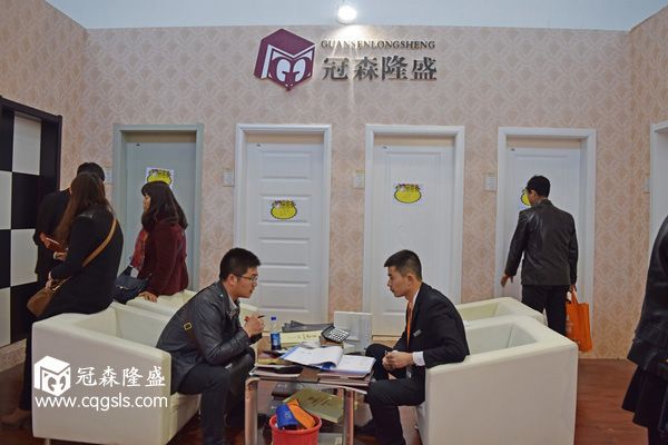 重庆冠森隆盛木门展会现场热闹非凡
