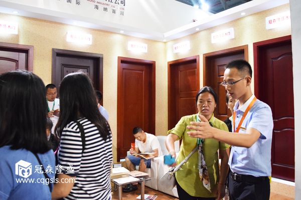 冠森隆盛工作人员细心为客户讲解图2