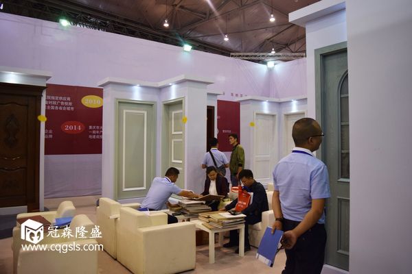 工作人员与客户热情洽谈 图01