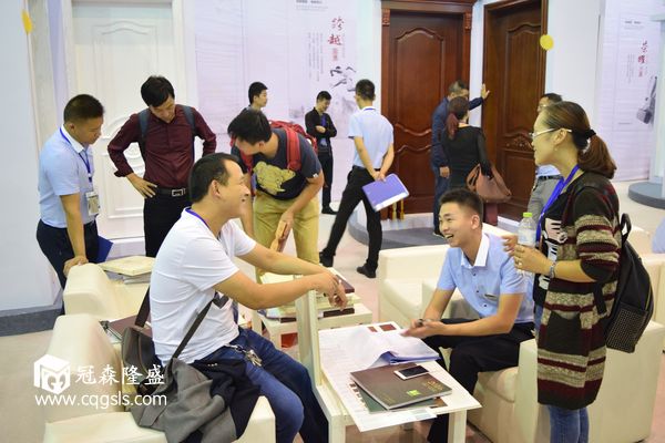 工作人员与客户热情洽谈 图02