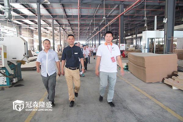 重庆冠森隆盛木门经理带领考察组前往生产车间参观了公司标准化厂房