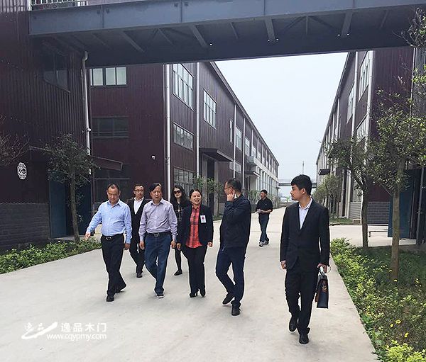 黄区长参观重庆逸品木门2