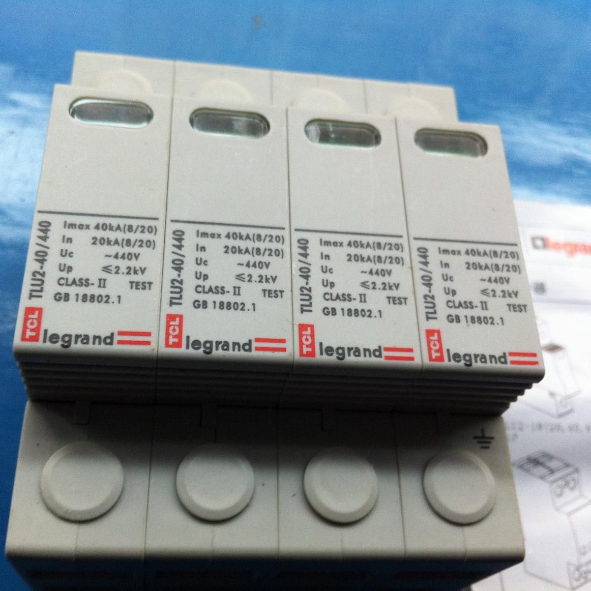 TLU2浪涌保护器最大放电电流: 10KA、20KA、40KA、65KA、80KA、100KA 可持续工作电压:255V/275V/320V/385V/440V/550V 极 数: 1P 、1PN 、2P 、3P、3PN 、4P 产 品 特 点: 1、核心器件选用EPCOS压敏电阻和放电管,性能优异,品质可靠; 2、内置失效热脱扣装置,使用更安全; 3、配备3 1接线形式和普通接线形式,适用于不同电网制式; 4、提供满足不同电网制式的B级、C级、D级等多级防护; 5、插拔式模块设计,便于维护和更换; 6、