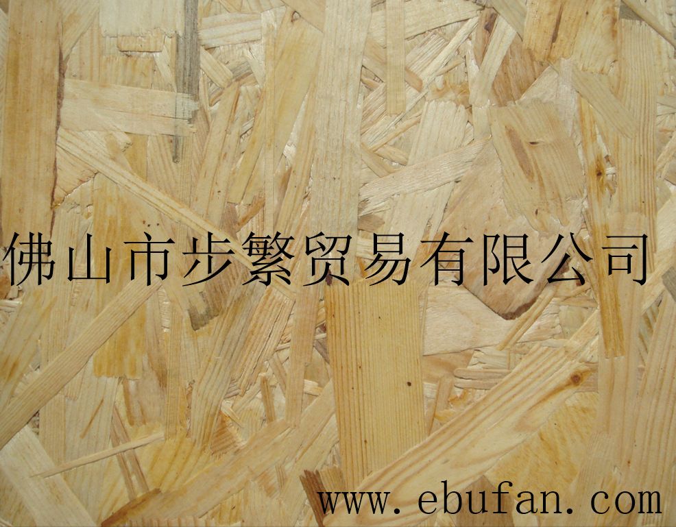 strand board,简称osb板或欧松板,该板材以速生间伐材-松木为原料